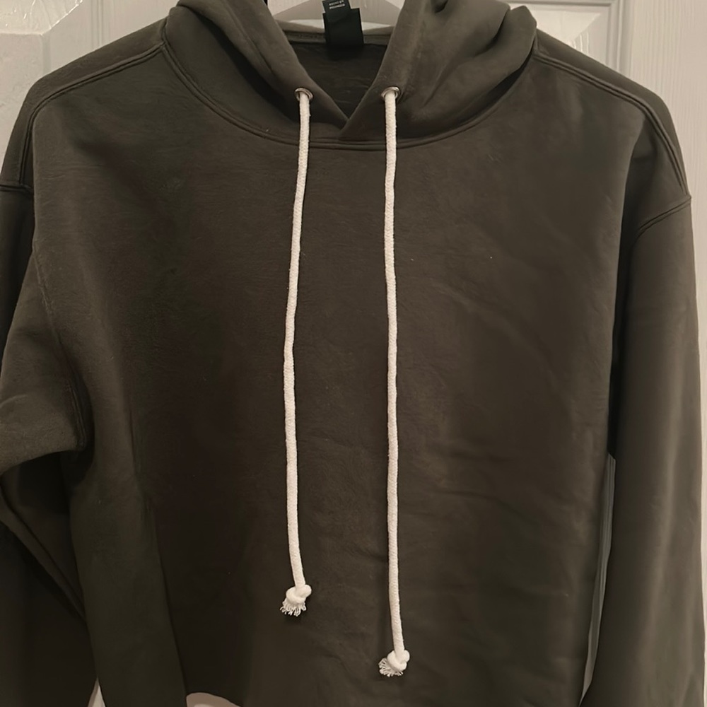 This is a dark green cropped sweatshirt! It’s from target and a size XS!!